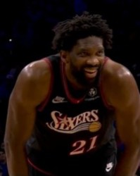 开云网址-越战越勇！恩比德单挑唐斯 碾到篮下转身勾手打成2+1